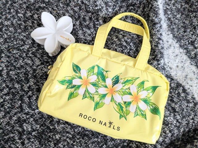 ROCO NAILSのイエローポーチとヘアクリップを並べたアップ写真