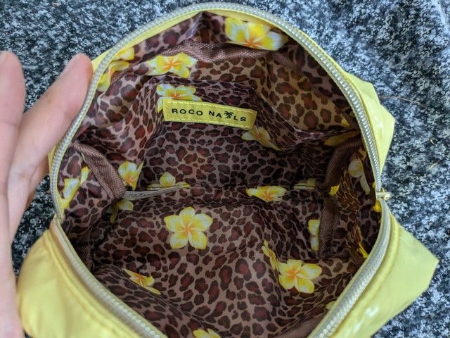 ポーチ内側のヒョウ柄とプルメリア柄が見える写真
