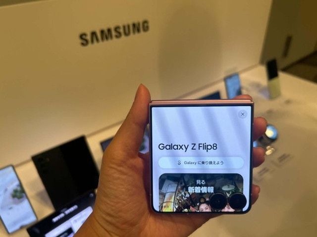手に持った状態のGalaxy Z Flip8