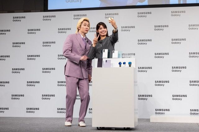 カズレーザーさんと印南さんがセルフィーを撮影する様子