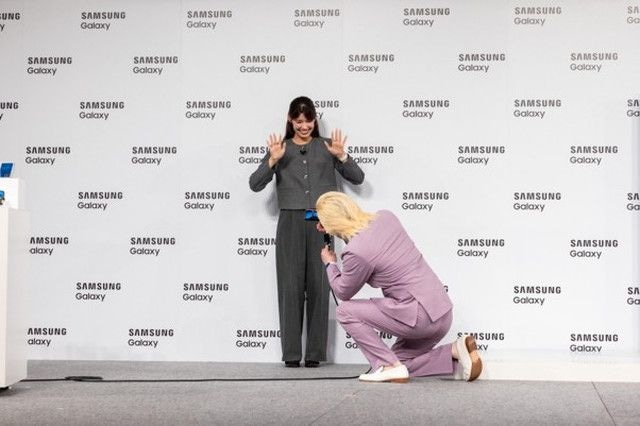 カズレーザーさんが印南さんを撮影する様子