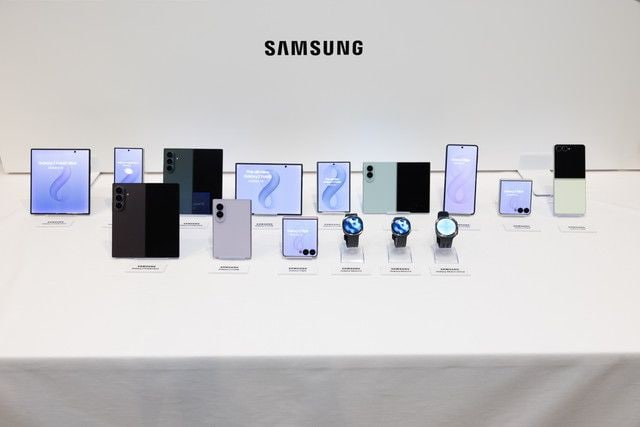 テーブルに並んだGalaxy Z Fold8 Ultra・Fold8・Flip8とGalaxy Watchシリーズ