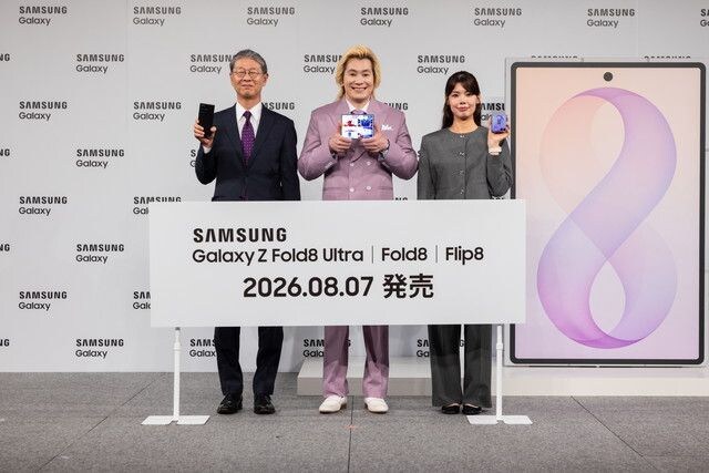 左から）サムスン電子ジャパン株式会社　常務・CMO　小林謙一氏、カズレーザー氏（メイプル超合金）、同社プロダクト担当　印南亜仁加氏
