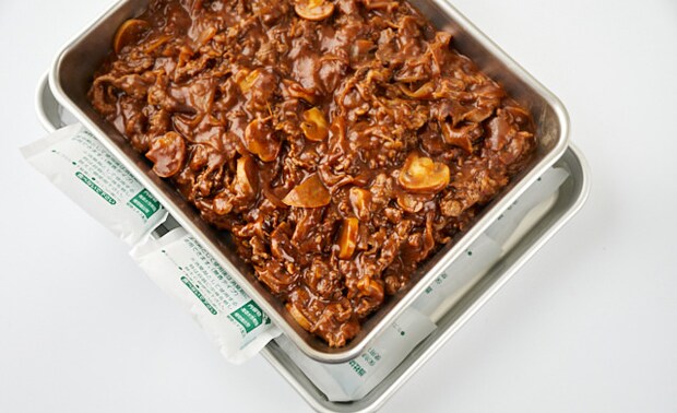 ハヤシライスをバットで冷やしている写真