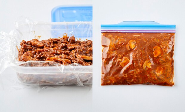 ハヤシライスを保存容器・保存袋に入れている写真