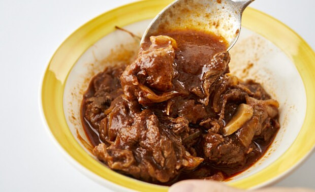 分離したハヤシライスをかき混ぜている写真