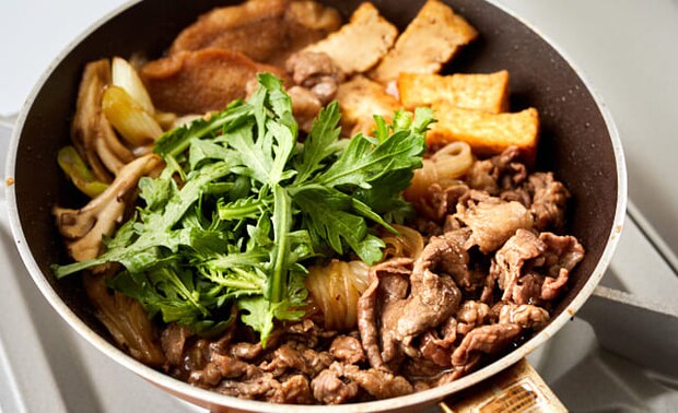 すき焼きを煮ている写真