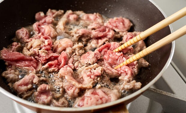 牛肉を炒めている写真