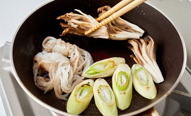 野菜を炒めている写真