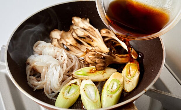 調味料を加えている写真