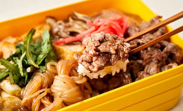 すき焼き弁当の写真