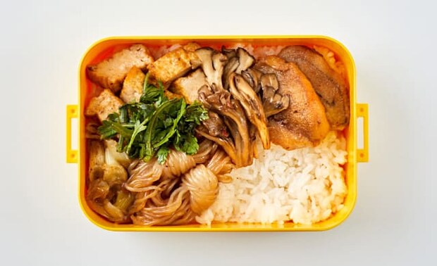 具材を詰めたお弁当の写真