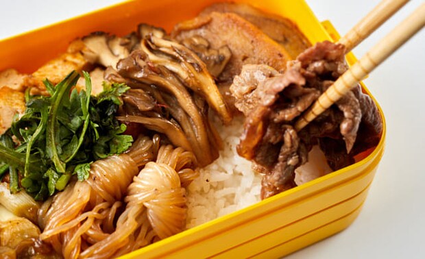 牛肉をのせている写真