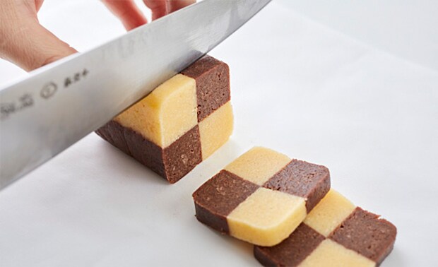 アイスボックスクッキー生地を切っている