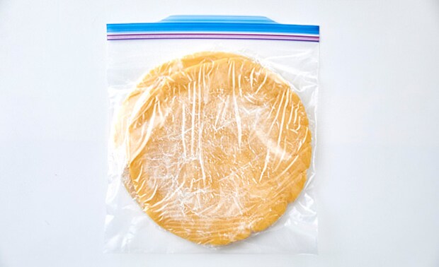 クッキー生地の入った冷凍用保存袋の写真