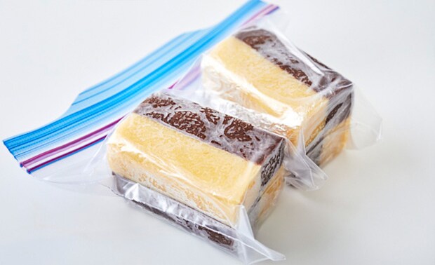 アイスボックスクッキー生地の入った冷凍用保存容器の写真