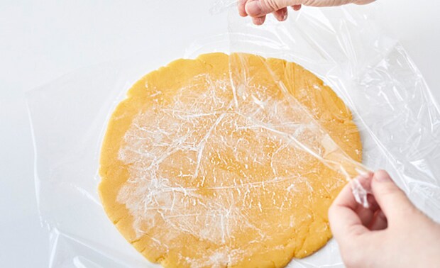 クッキー生地をラップで包んでいる写真