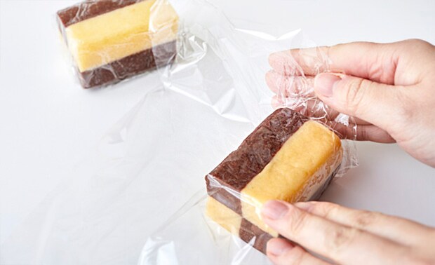 アイスボックスクッキー生地をラップで包んでいる写真