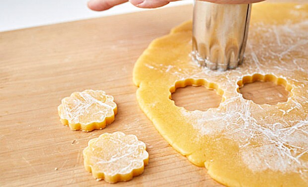 クッキー生地を型抜きしている写真