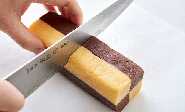 アイスボックスクッキー生地を切っている写真