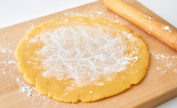 クッキー生地を伸ばしている写真