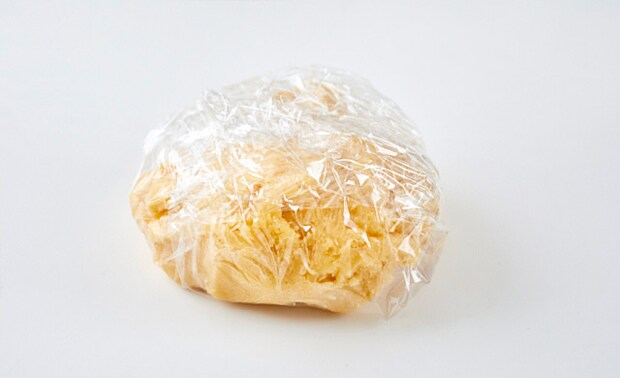 ラップで包んだクッキー生地の写真