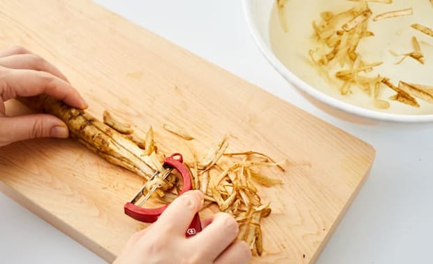 ごぼうを水にさらしている写真