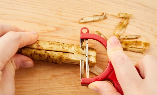 ごぼうをピーラーでささがきにしている写真