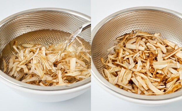 ごぼうに水を注いでいる写真