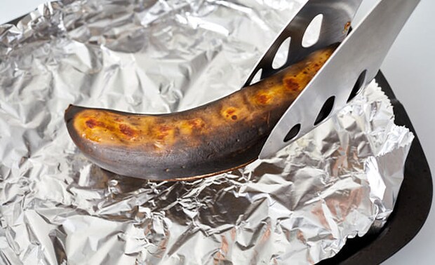 バナナを裏返している写真