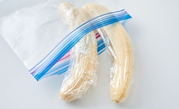 バナナを冷凍用保存袋に入れている写真