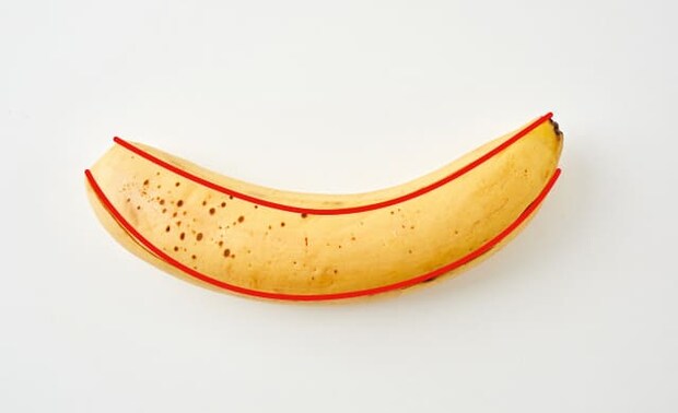 切り込みを入れたバナナの写真