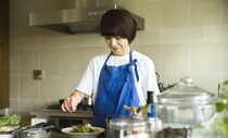 ワタナベマキさんが教える簡単デリ風サラダ。冷凍野菜を和えるだけ！