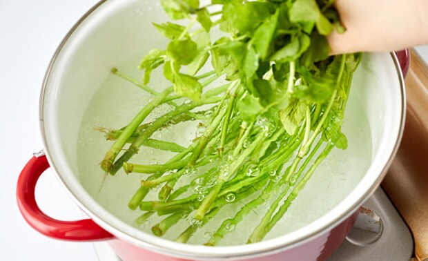 せりをゆでている写真