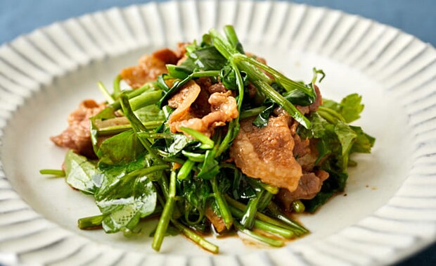 せりと豚肉の炒め物の写真