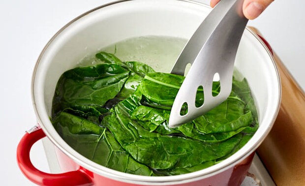 ケールをゆでている写真