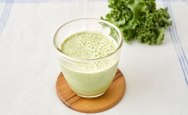 ケールとバナナのスムージーの写真