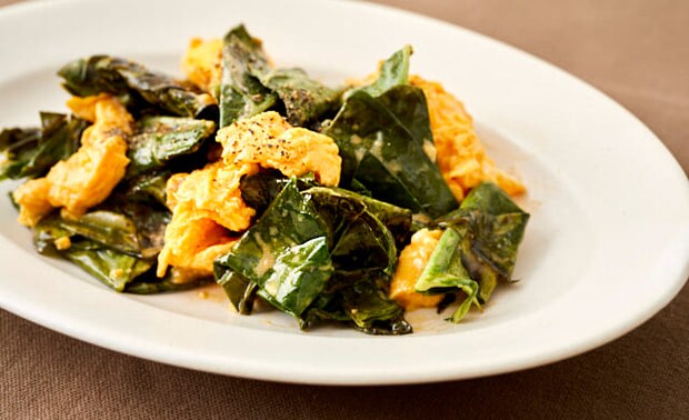 ケールと卵のオイスター炒めの写真
