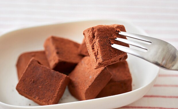 冷凍した生チョコを盛り付けている写真