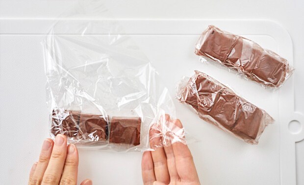 生チョコをラップで包んでいる写真