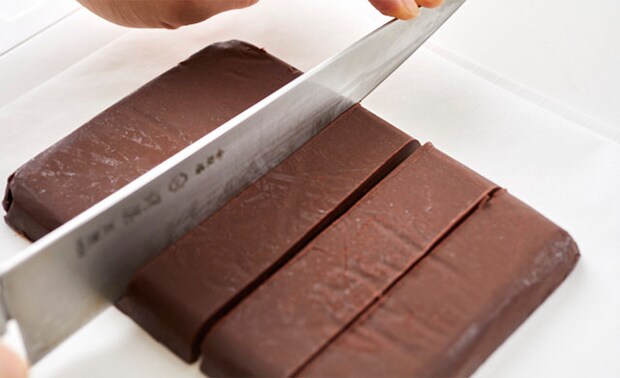 生チョコを切っている写真