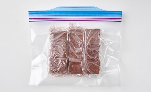 生チョコを冷凍用保存袋に入れている写真
