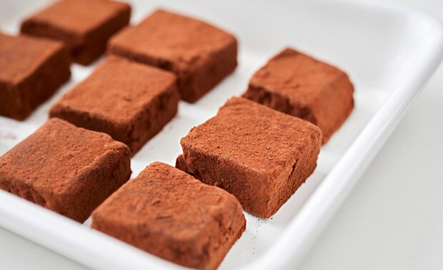 生チョコをバットに入れている写真