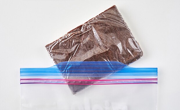 手作りの生チョコを保存袋に入れている写真