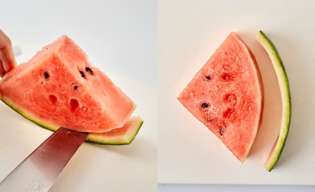 スイカの皮を取りのぞいている写真