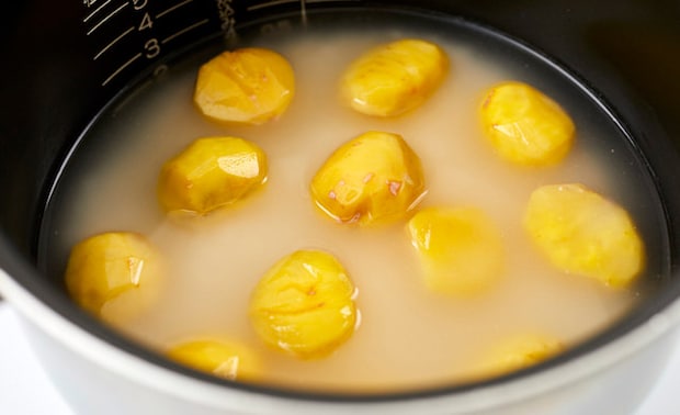 炊飯直前の栗ごはんの写真
