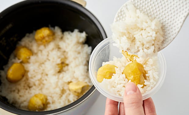 冷凍用保存容器に栗ごはんを入れている写真