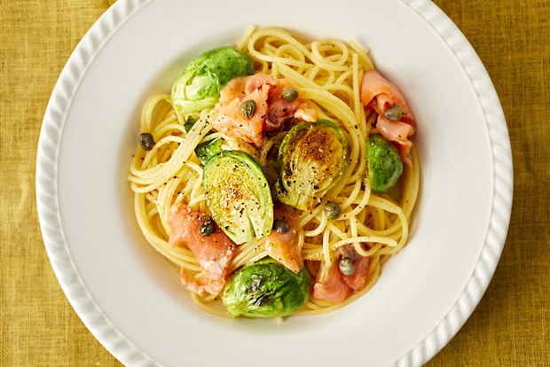 芽キャベツとサーモンのパスタの写真