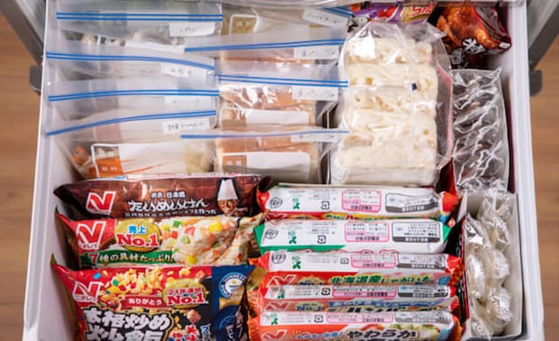冷凍庫の下段に食材を縦置きしている写真