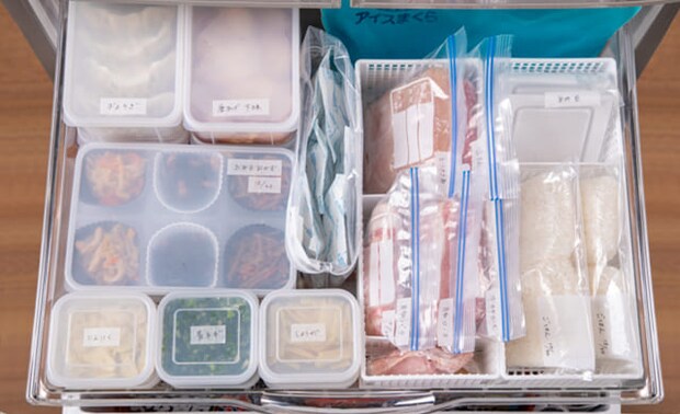 冷凍庫の上段に食材を平置き&縦置きしている写真
